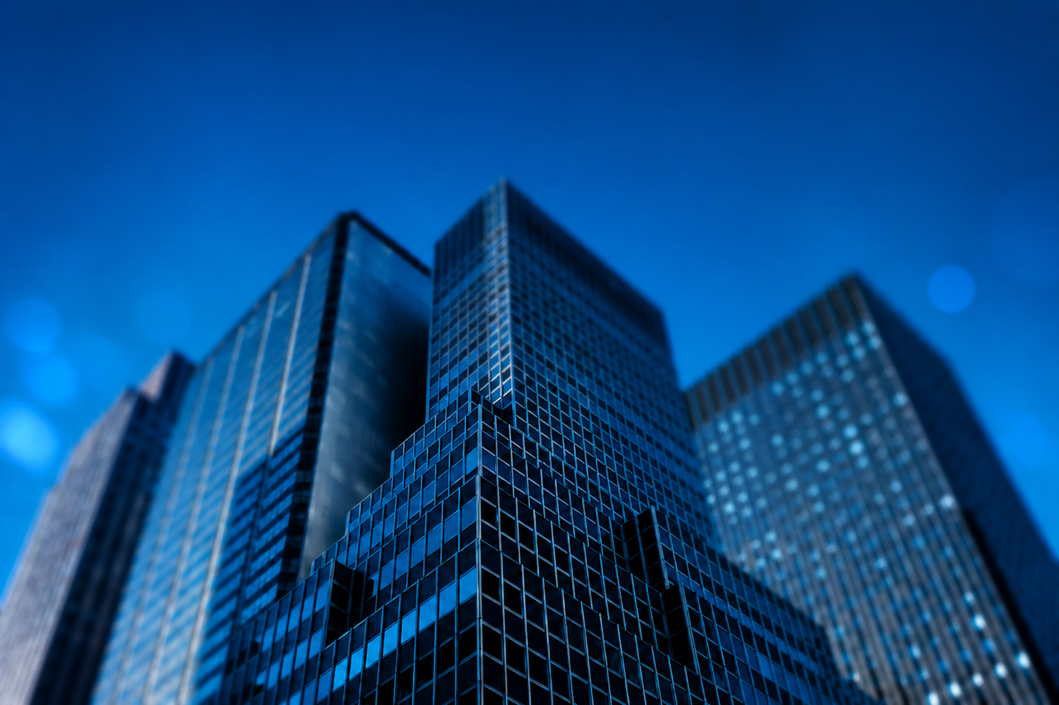 Edifícios corporativos em tons de azul